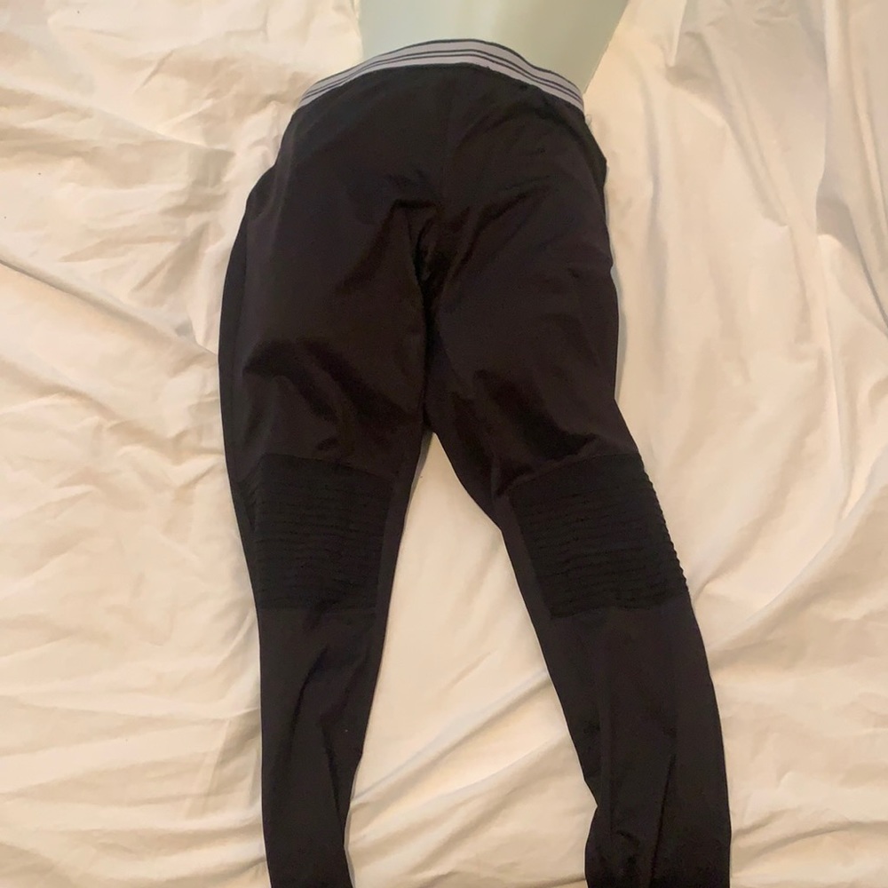 Black workout tights with ribbed knee